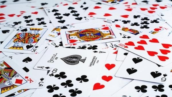 Khám phá lịch sử và nguồn gốc bài Tây mà bạn nên biết