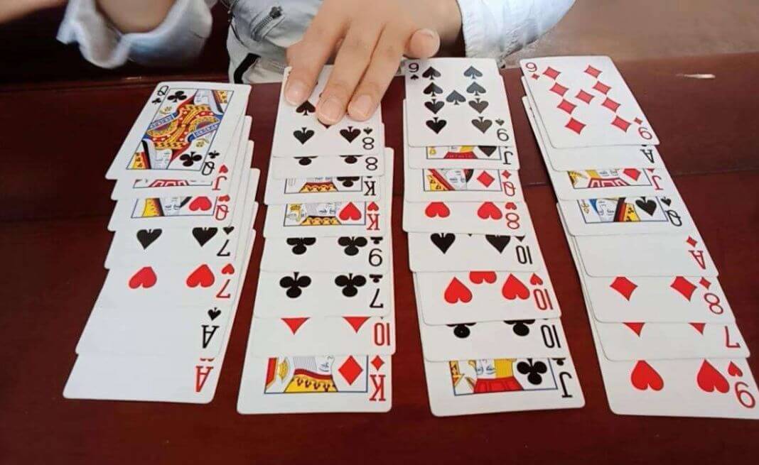 Trải bài chữ Thập là gì? Cách thực hiện và ý nghĩa thực tế